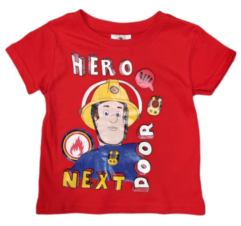 Schickes Jungen Shirt mit Sam dem Feuerwehrmann. Rotes T-Shirt mit Rundhalsausschnitt und einem Schiftzug "Hero next door".